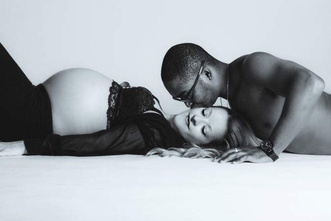 maternité noir et blanc studio