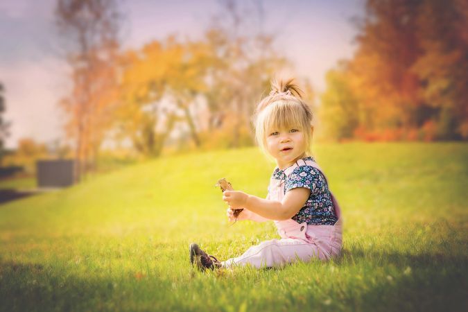 Petite fille dans l'herbe