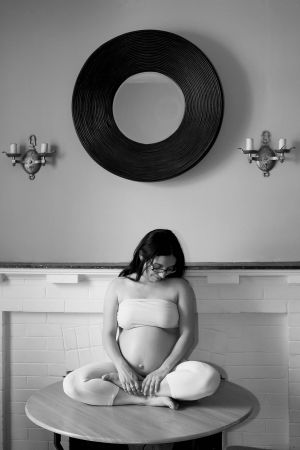 maternité_session_a_domicile_noir_et_blanc