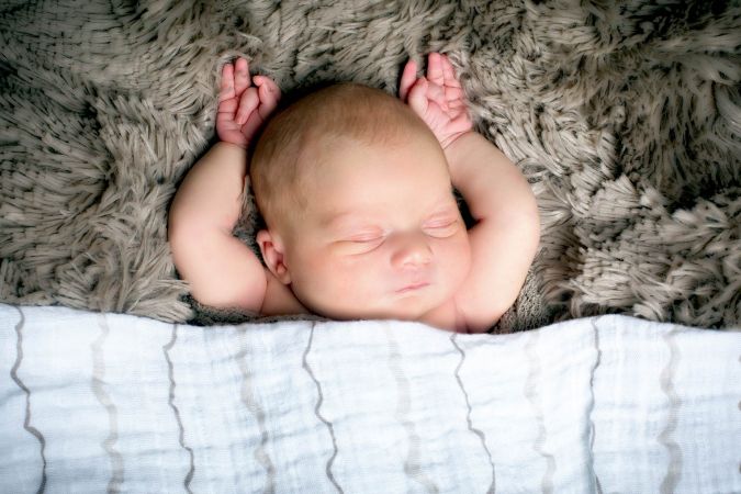 Seance_nouveau_né_studio_petites_mains