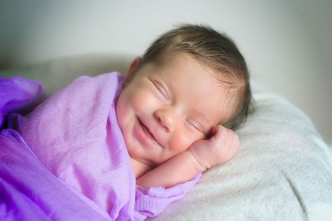 bebe_heureux_seance_nouveau_né_a_domicile